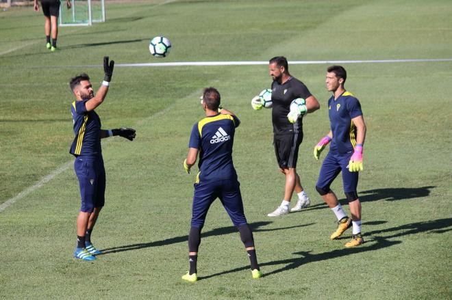 Los tres guardametas entrenando.