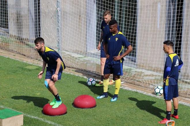 Álvaro García, junto a José Mari, Traoré y Carrillo en el entrenamiento (Foto: CCF).