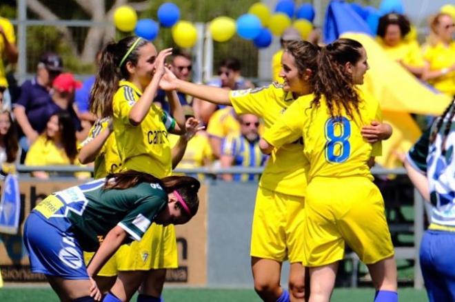 Las jugadores celebran un gol en el partido de ida.