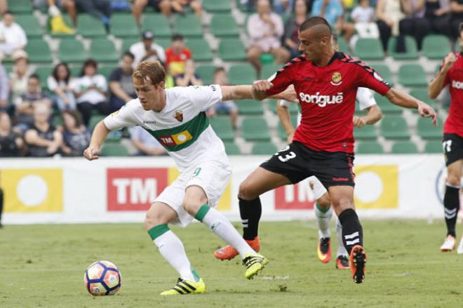 Álex Fernández, en un encuentro con el Elche.