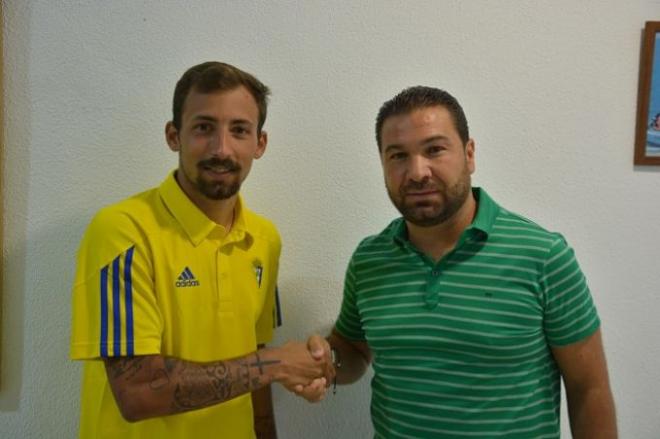 Aitor Sanz y Juan Carlos Cordero estrechan la mano (Foto: Cádiz CF).