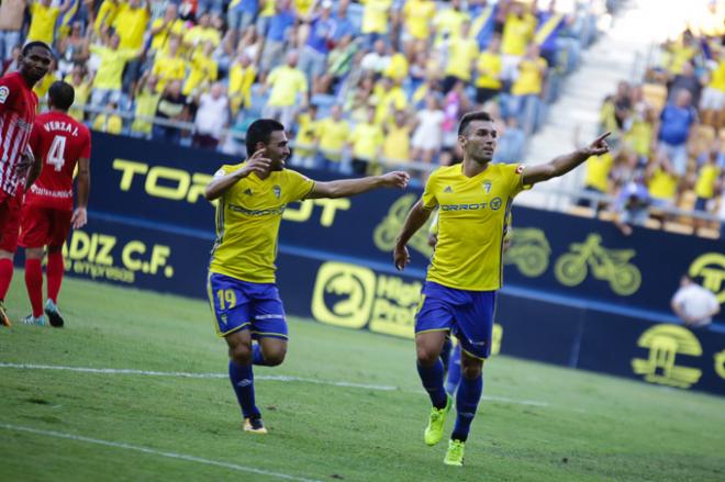 Barral celebra un gol con el Cádiz (Foto: Cristo García).