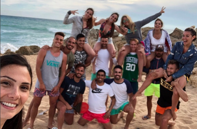 Varios jugadores del Cádiz, en la playa (Foto: Brian Oliván).