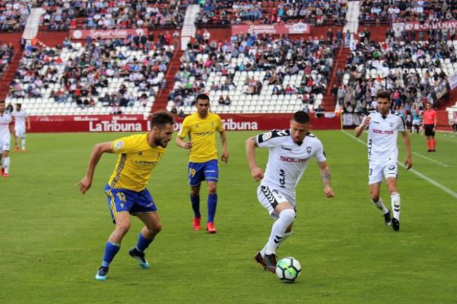 Correa presiona a Acuña en el Albacete-Cádiz (Foto: Juan Pablo López).