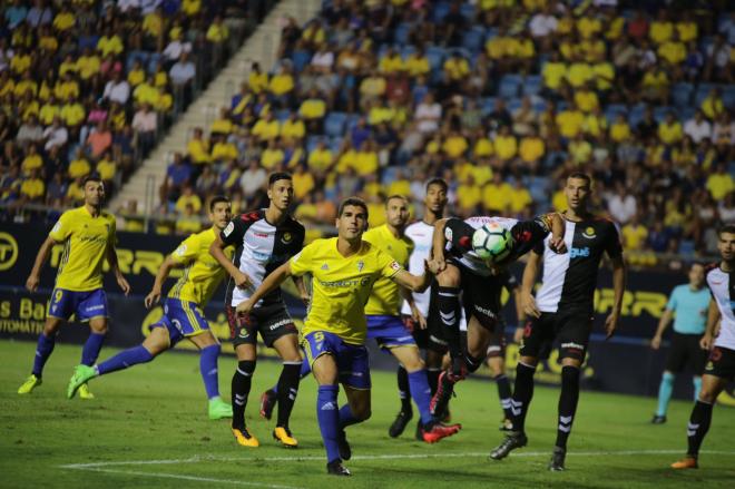 Garrido lucha por un balón (Foto: Cristo García).