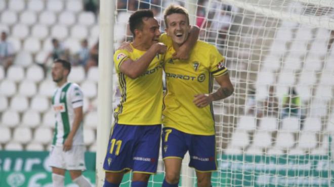 Salvi y Álvaro celebran un gol del Cádiz.