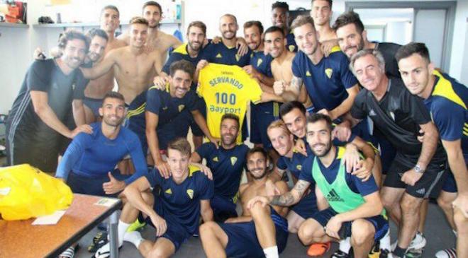 Servando celebra con sus compañeros los 100 partidos con el Cádiz.