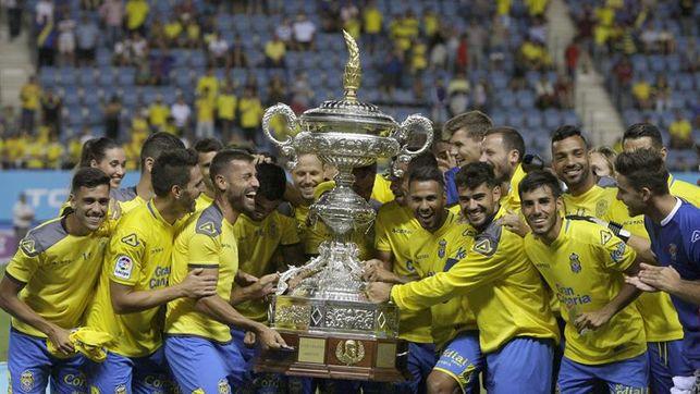 Los jugadores de Las Palmas con el trofeo.