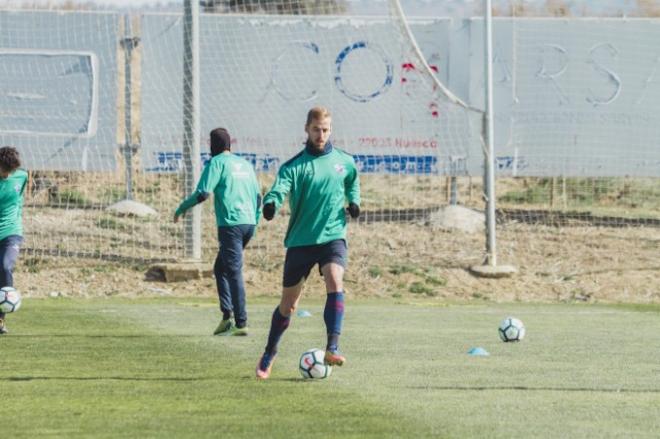 Jorge Pulido en un entrenamiento del Huesca.