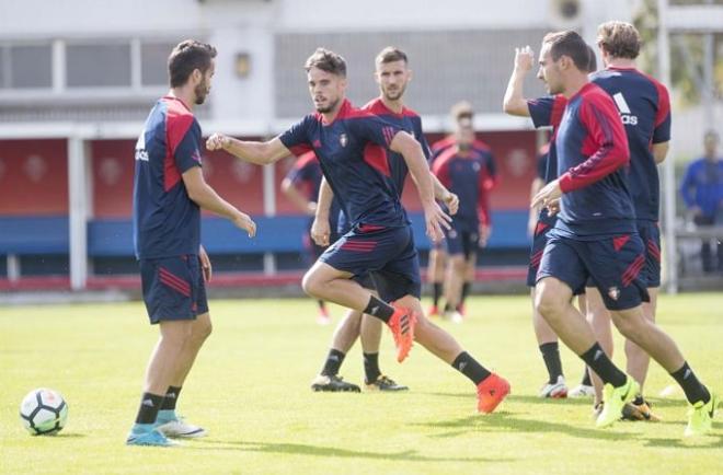 La plantilla del Osasuna, durante el entrenamiento (Foto: CAO).