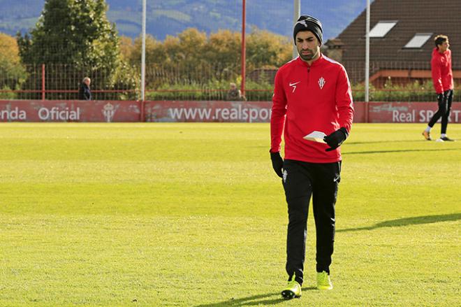 Santos en un entrenamiento con el Sporting (Foto: Luis Manso).