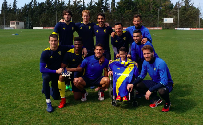 Alfonso, junto a los jugadores del Cádiz en un entrenamiento.