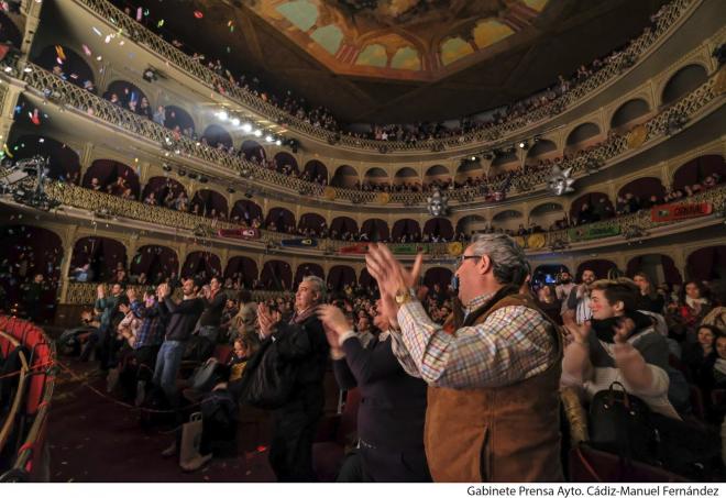 Aplausos durante la final en el Gran Teatro Falla (foto: Ayto. Cádiz)