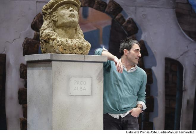 Don Antonio, con el busto de Paco Alba en su 'cameo' con el cuarteo del Morera (foto: Ayto. Cádiz)