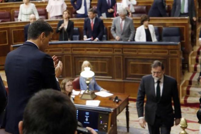 Sánchez y Rajoy, en el Parlamento tras la moción de censura.