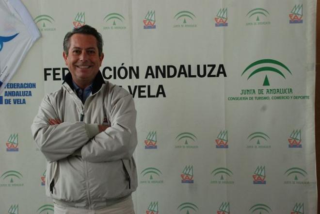 Paco Coro en la sede de la Federación Andaluza de Vela.