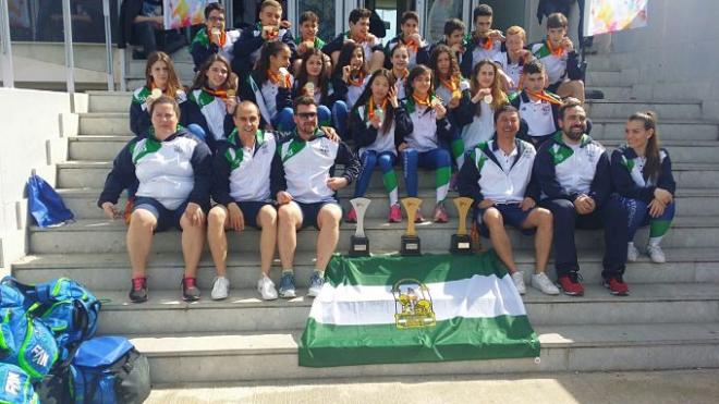 Los jóvenes nadadores posan con sus medallas tras el campeonato.