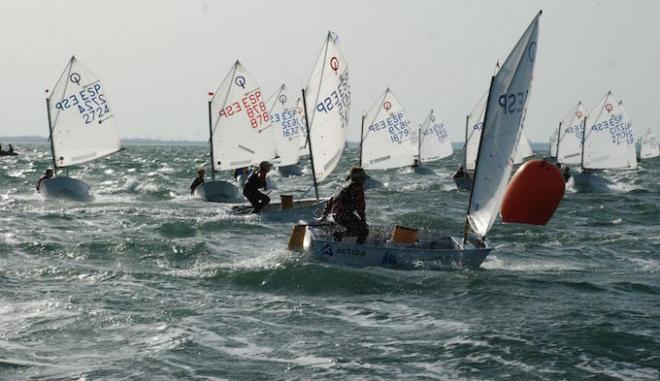 Las embarcaciones durante la disputa del trofeo.