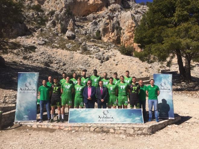Foto del acuerdo entre la Junta y el Voleibol Almería.