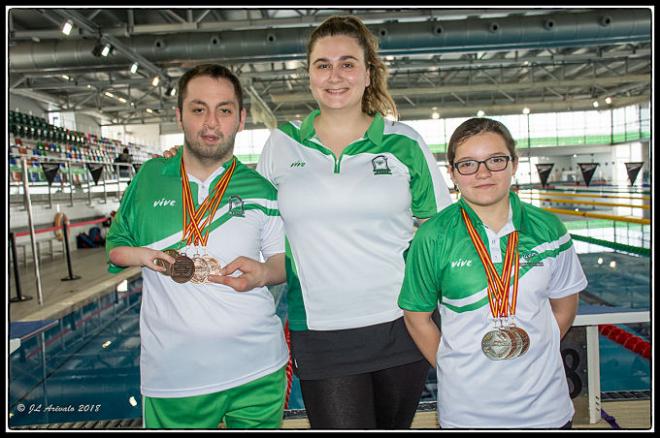 Alejandro Arévalo y Aitana Estrada con sus medallas.