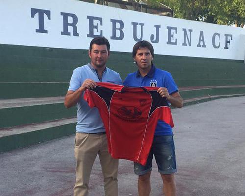 Mendoza en su presentación con el Trebujena CF. (Foto: @TONI1919)