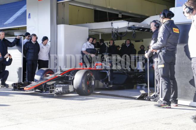 Fernando Alonso saliendo de Boxes.