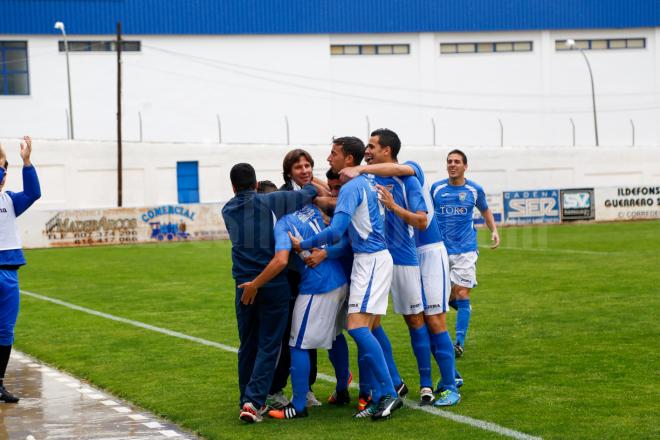 Los jugadores abrazan a Mendoza tras el primer gol.