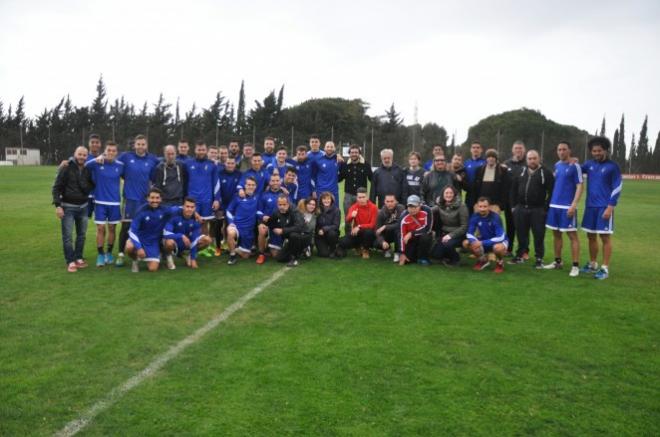 La plantilla, con los aficionados (Foto: Cádiz CF).