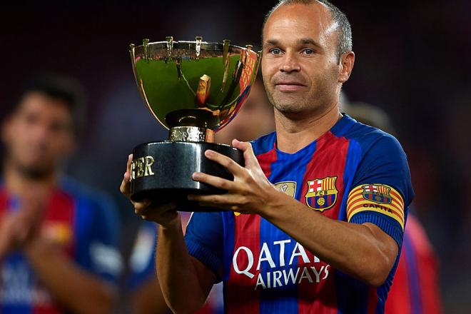 Iniesta, con un trofeo del Joan Gamper.