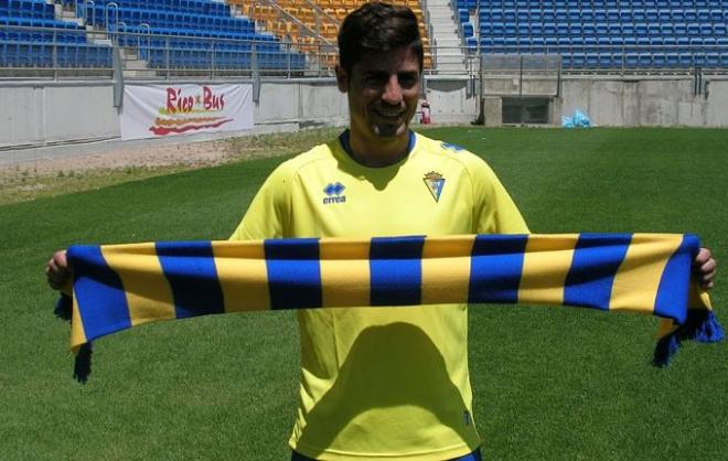 Espinosa posa con una bufanda del Cádiz (FOTO: cadizcf.com).