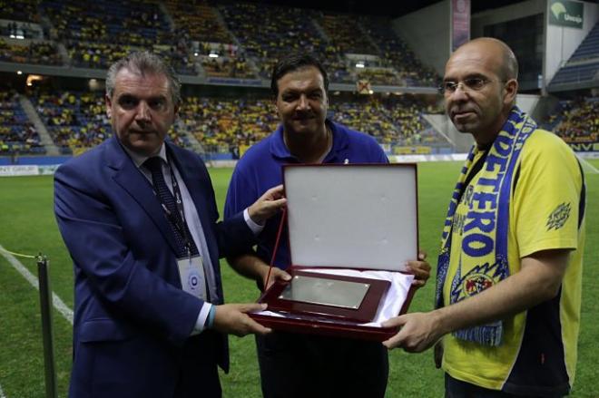 Fernando Arévalo, recibiendo una placa del club.