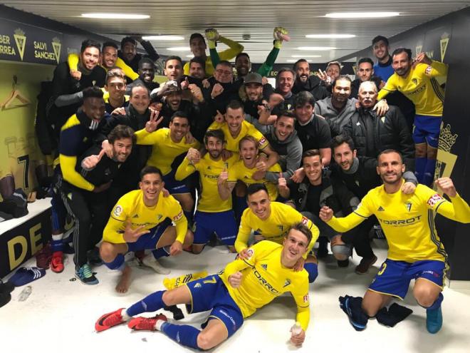 Los jugadores del Cádiz celebran una victoria en el vestuario.