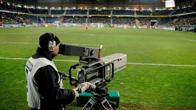 Una cámara en un partido de fútbol.