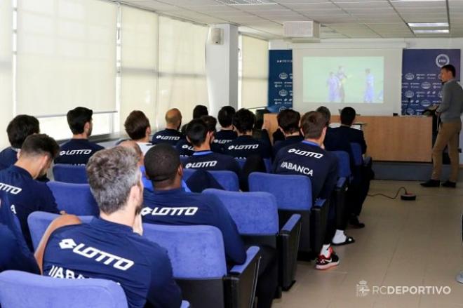 Los jugadores del Dépor, recibiendo la charla de LaLiga (Foto: RCD).