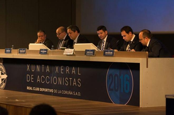 Óscar Rama, en el centro, es el asesor jurídico del Deportivo (Foto: Óscar Cajide).