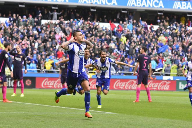 Joselu celebrando su gol ante el Barça (Foto: Óscar Cajide).