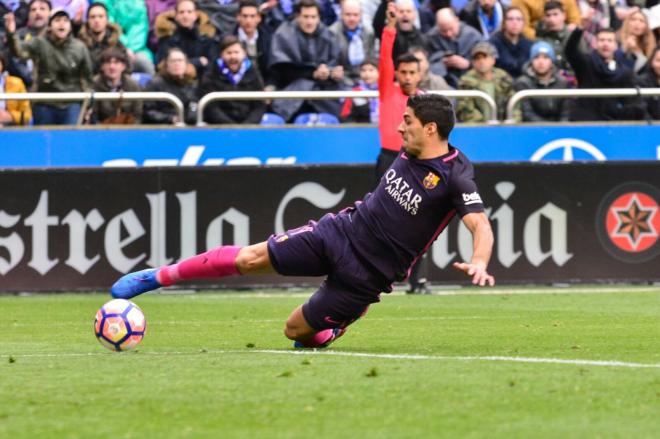 Luis Suárez dispara un balón en el Dépor-Barça de la pasada temporada (Foto: Óscar Cajide).
