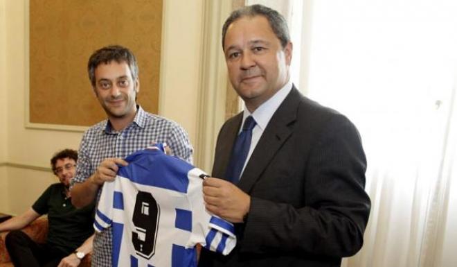 El alcalde de A Coruña, Xulio Ferreiro, junto a Tino Fernández. (Foto: somosdepor.com).