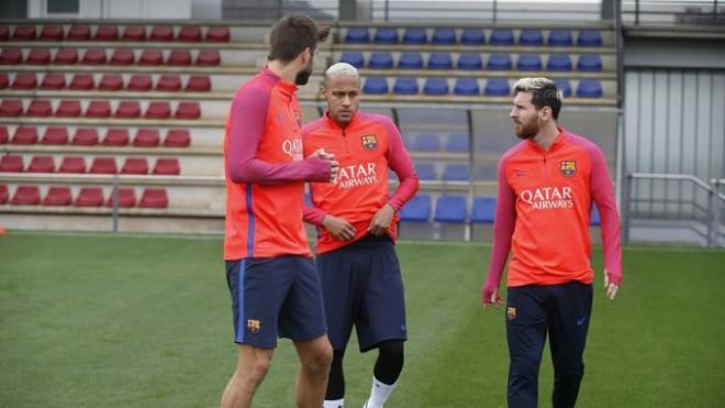 Messi, Piqué y Neymar, durante el entrenamiento (Foto: FCB).