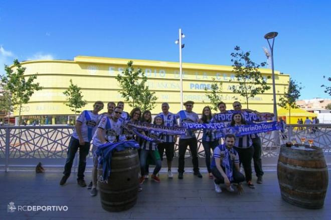 Aficionados blanquiazules en Villarreal (Foto: RCDeportivo).