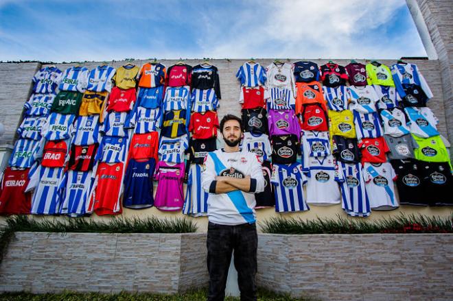 Nicolás García posa con su colección de camisetas del Dépor.