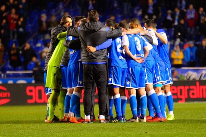 Futbolistas del Deportivo contra el Málaga (Foto: Óscar Cajide).