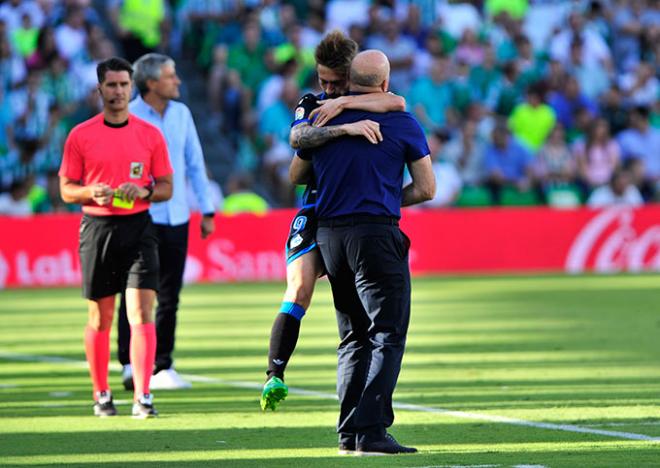Fede Cartabia abraza a Pepe Mel tras su gol al Betis (Foto: Kiko Hurtado).