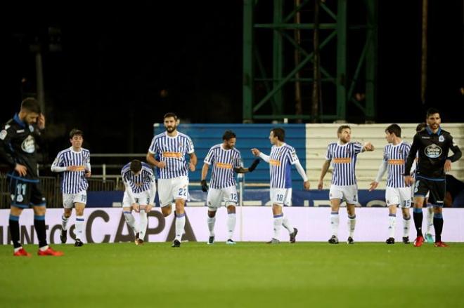 Los jugadores de la Real Sociedad celebran el gol de Willian José (Foto: EFE).