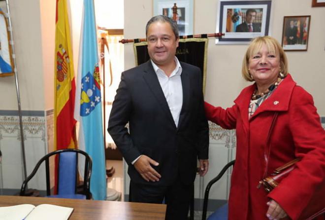 Tino, con la presidenta del Centro Galicia, Carmen Doel (Foto: Diario de León).