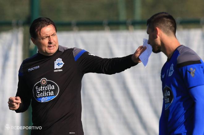 Cristóbal Parralo le da indicaciones a Borja Valle en un entrenamiento del Deportivo (Foto: RCD).