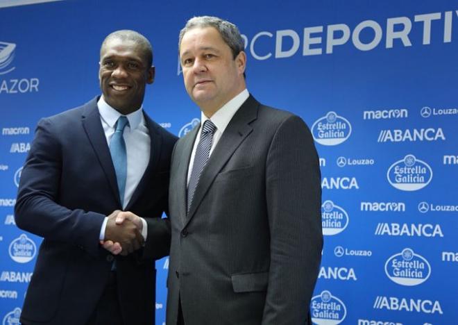 Seedorf posa con Tino Fernández en su presentación como entrenador del Dépor (Foto: Iris Miquel).