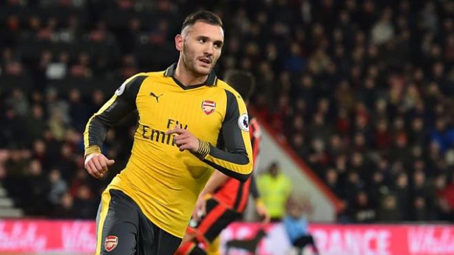 Lucas Pérez, en un duelo con el Arsenal.