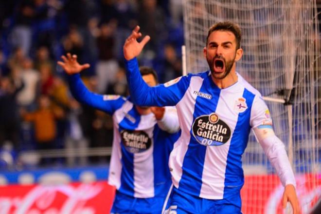 Adrián celebra su gol ante el Málaga (Foto: Óscar Cajide).