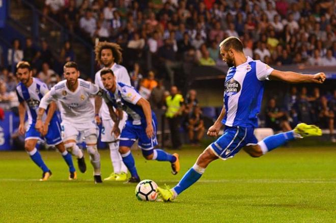 Andone dispara un penalti en un partido del Dépor ante el Real Madrid (Foto: Óscar Cajide).